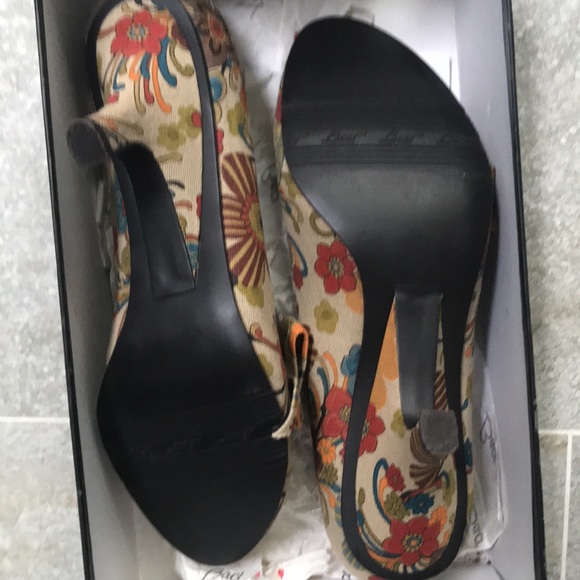 Fabric floral pumps, size 9 like new - Picture 3 of 4